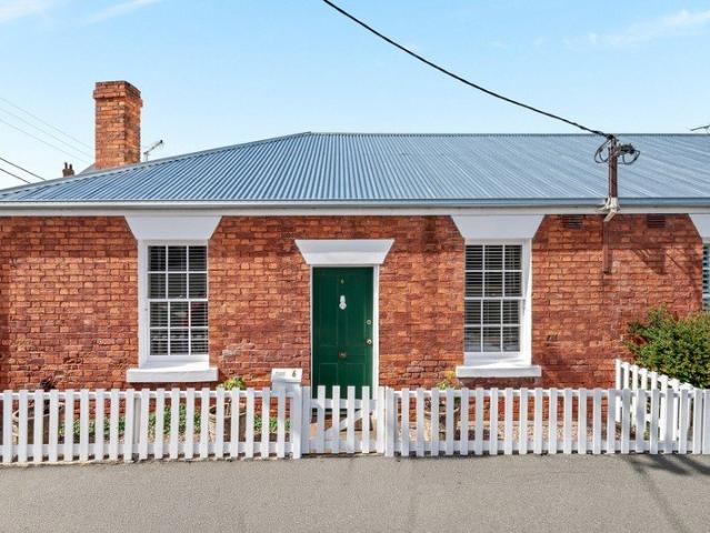 Fully Furnished Heritage Cottage in the Heart of Battery Point