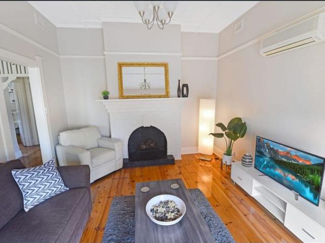 FULLY FURNISHED & IN PRIME LOCATION!
