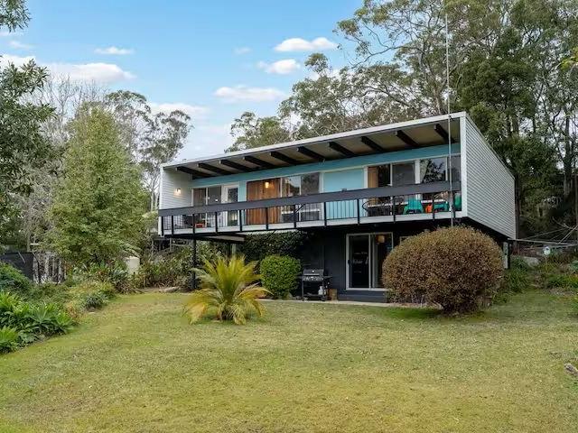 Fully Furnished Iconic Beachcomber Home with Spectacular Blue Mountains Views!