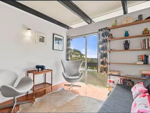 Fully Furnished Iconic Beachcomber Home with Spectacular Blue Mountains Views!