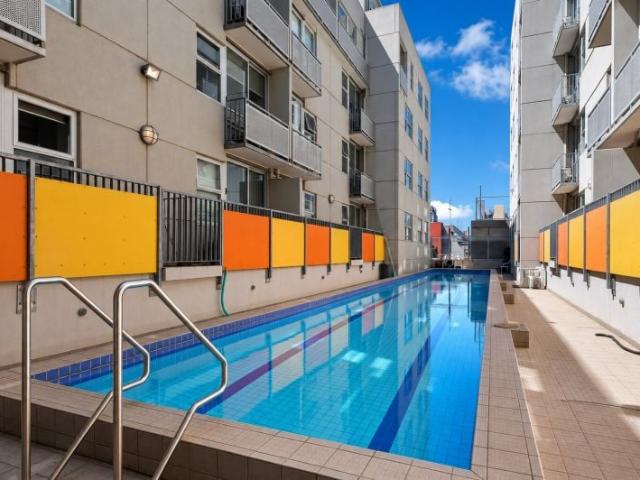 Fully Furnished One Bedroom Apartment on Swanston St near UniMelb, RMIT & CBD!