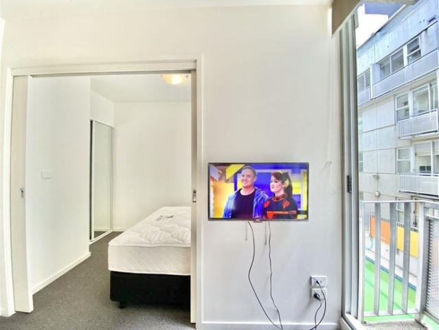 Fully Furnished One Bedroom Apartment on Swanston St near UniMelb, RMIT & CBD!