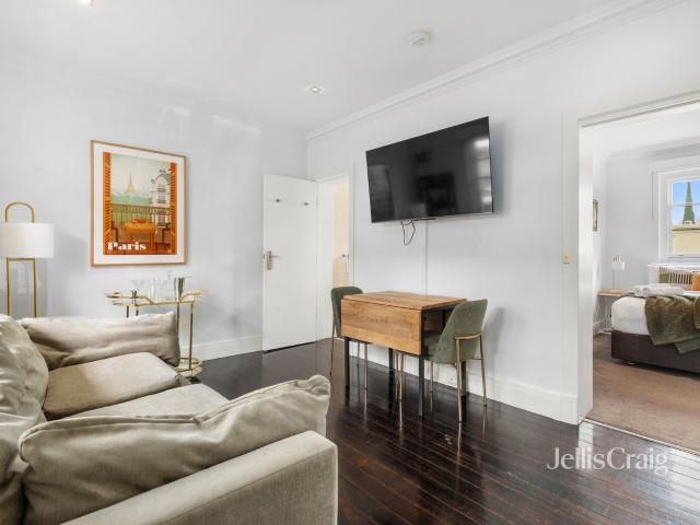 Fully Furnished One Bedroom Apartment in Prestigious East Melbourne
