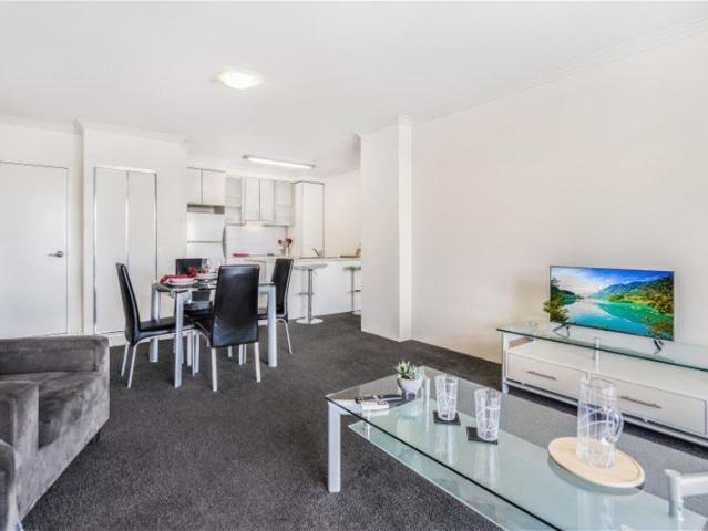 Fully Furnished One Bedroom Apartment in Prime Varsity Lakes Location