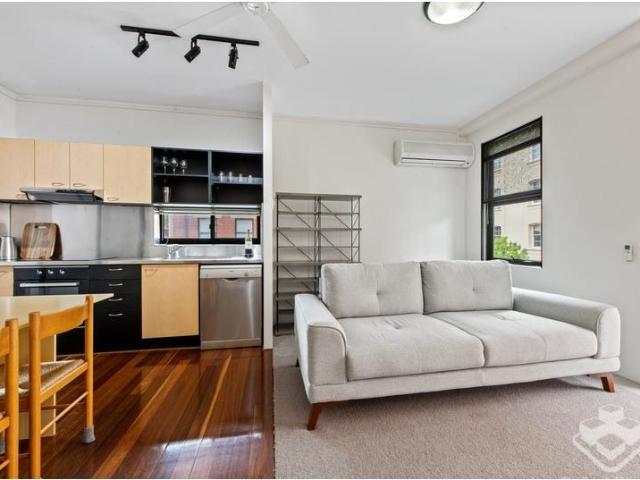 Fully Furnished One Bedroom Apartment in the Heart of Teneriffe