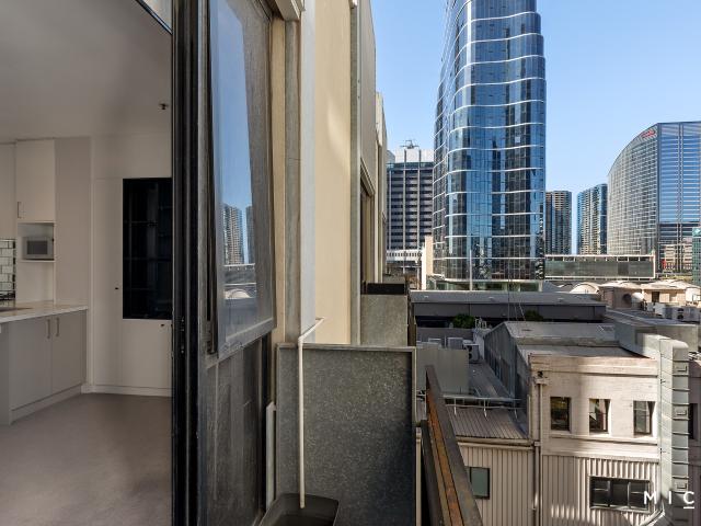 Fully Furnished One Bedroom Apartment in the Heart of Melbourne