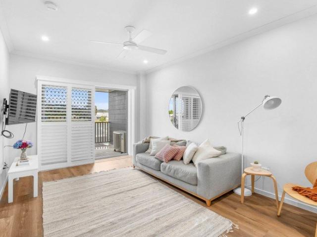 Fully Furnished Lakeside Living