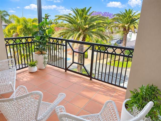 FULLY FURNISHED LARGE 3 BEDROOM APARTMENT & READY TO MOVE IN JUST BRING YOUR SUITCASE!