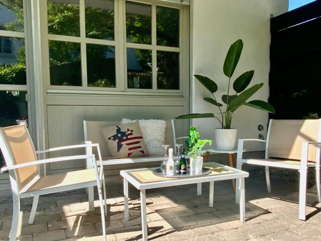Fully Furnished: Large 2 room apartment, sunny terrace, near the main train station, underground parking space, Wi Fi