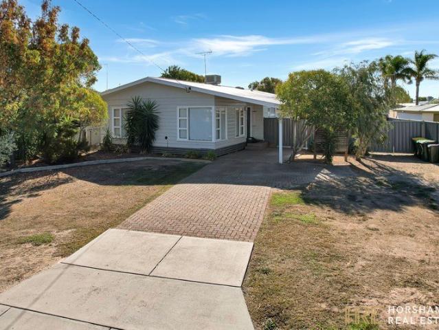 Fully Furnished Living Near the Wimmera River