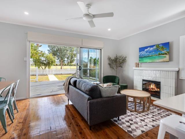 Fully Furnished Lifestyle Retreat Opposite Jelbart Park