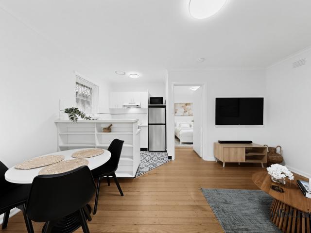 Fully Furnished Light Filled Living with Leafy Outlooks