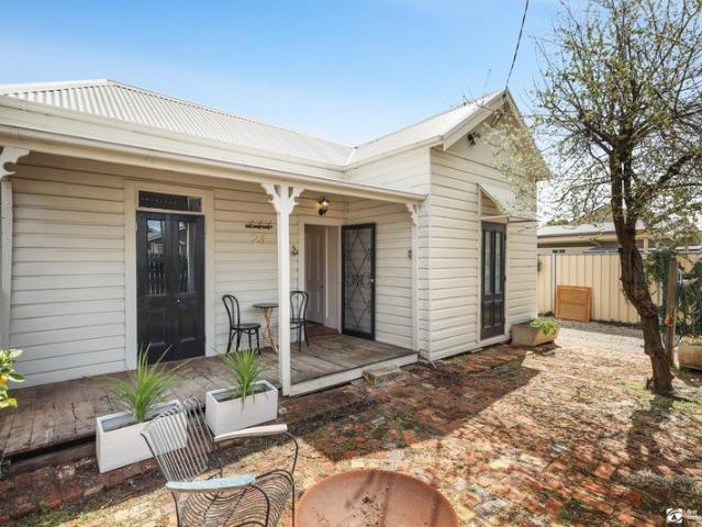 FULLY FURNISHED LUXURY IN THE HEART OF MUDGEE