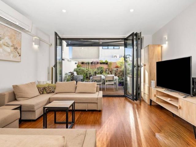 FULLY FURNISHED LUXURY LIVING IN A PRIME LOCATION