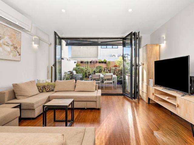 FULLY FURNISHED LUXURY LIVING IN A PRIME LOCATION