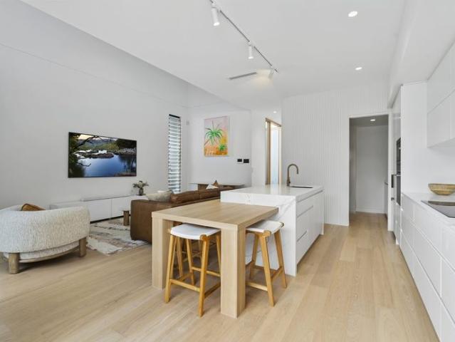 Fully Furnished Luxury Living Near Noosa River Pool, Internet & Garden Maintenance Included