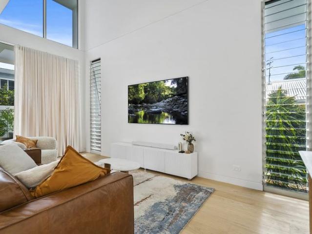 Fully Furnished Luxury Living Near Noosa River Pool, Internet & Garden Maintenance Included