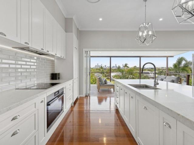 Fully Furnished Luxury Queenslander with Breathtaking City & Area Views