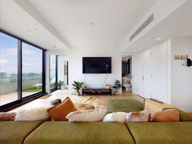 Fully Furnished Luxury Sub Penthouse with Panoramic City Views