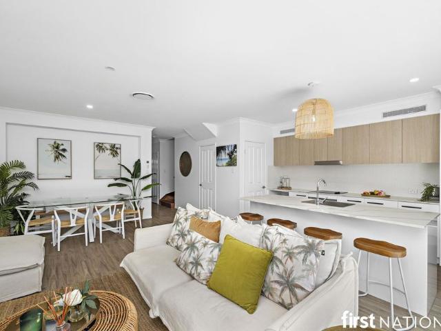 FULLY FURNISHED LUXURY TOWNHOUSE IN THE HEART OF CLEVELAND