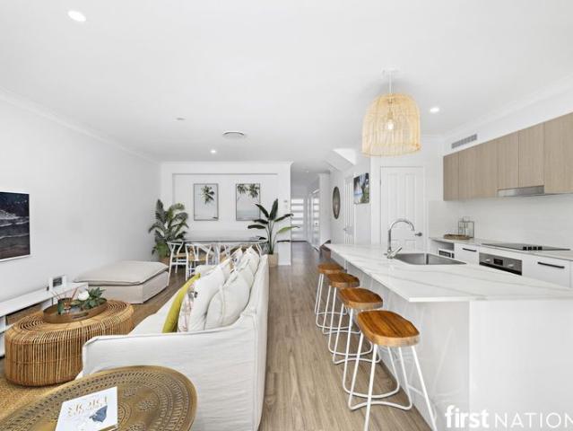 FULLY FURNISHED LUXURY TOWNHOUSE IN THE HEART OF CLEVELAND