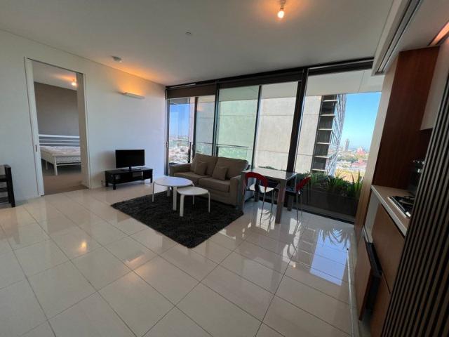 Fully Furnished Luxury 1 Bedroom Apartment in Central Park, Near UTS & USYD