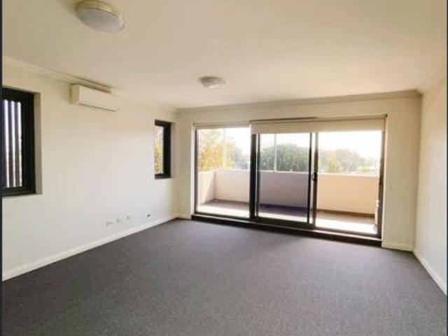 Fully Furnished Luxury 3 Bedroom Apartment in Mascot | Prime Location, Modern Comfort!