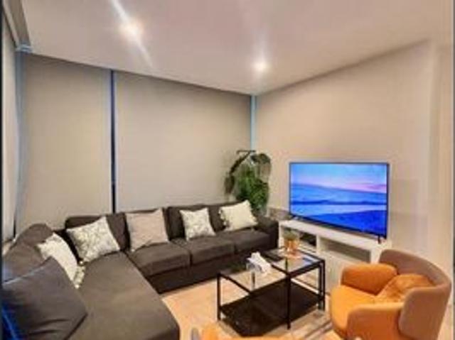 Fully Furnished & Luxurious 2 beds 2 baths apartment + 1 car park above the GLEN shopping mall
