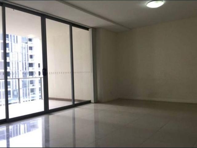 Fully Furnished Move in condition apartment. Restaurants, supermarkets nearby!