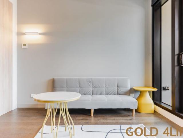 Fully Furnished Modern Apartment with Private Balcony & Flagstaff Gardens Views