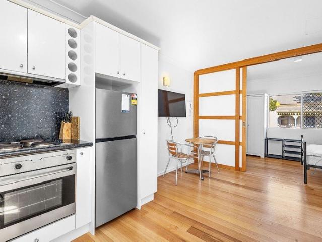 Fully Furnished Modern Apartment in Prime Location