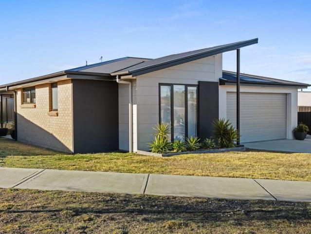 Fully Furnished Modern Home