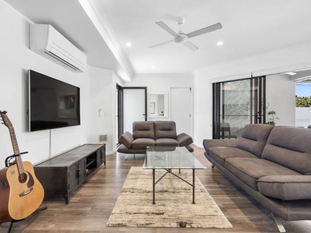 Fully Furnished Modern Town House!