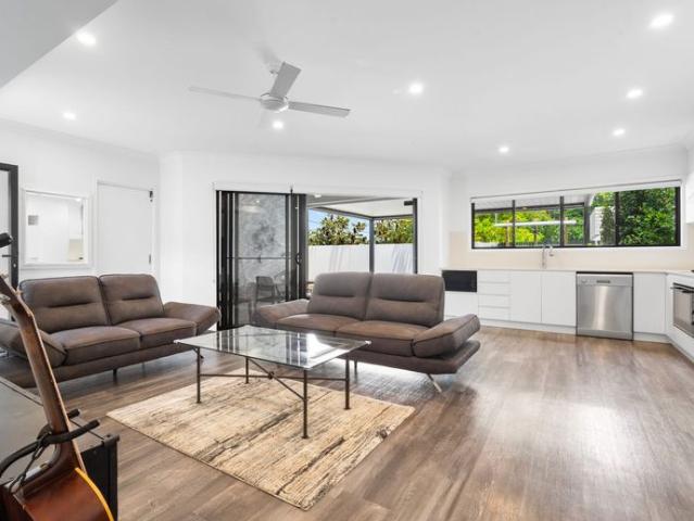 Fully Furnished Modern Town House!