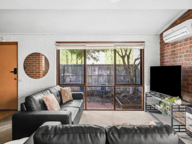 Fully Furnished Modern 2 Bedroom Townhouse – Walk to Beach & Cafés