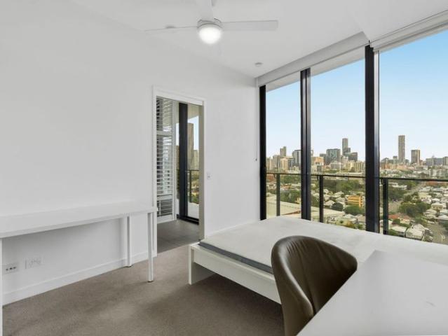 FULLY FURNISHED  Modern 2 Bedroom Apartment with Pool, Gym & Carpark in the Heart of Fortitude Valley