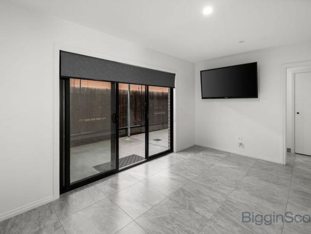 Fully Furnished Modern 3 Story Townhouse!