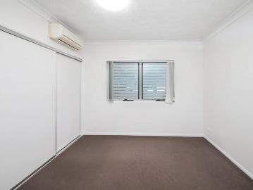 Beautifully Refurbished Furnished 2 Bedroom Apartment in a Prime Location
