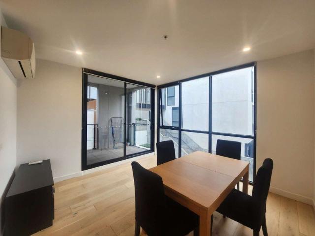 Fully Furnished| SHORT WALK TO TRAIN | PRIVATE | SECURE Stack Parking