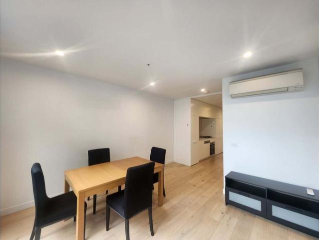 Fully Furnished| SHORT WALK TO TRAIN | PRIVATE | SECURE Stack Parking