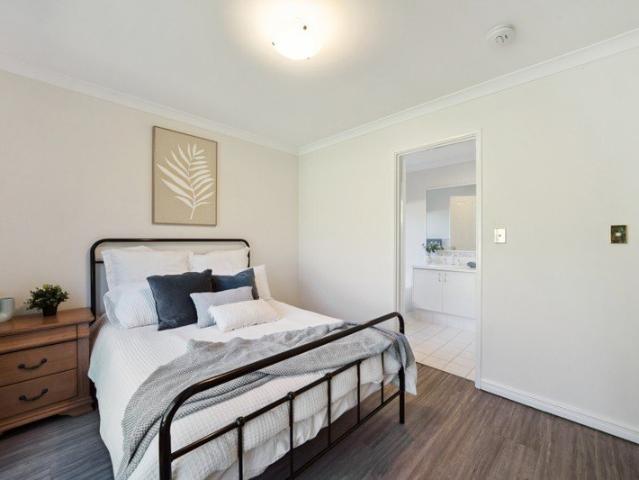 FULLY FURNISHED SINGLE ROOM WITH YOUR OWN PRIVATE ENSUITE AND SITTING AREA/LOUNGE