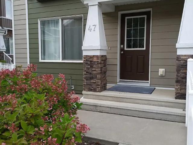 FULLY FURNISHED SPACIOUS CORNER UNIT TOWNHOUSE IN MAGRATH HEIGHTS