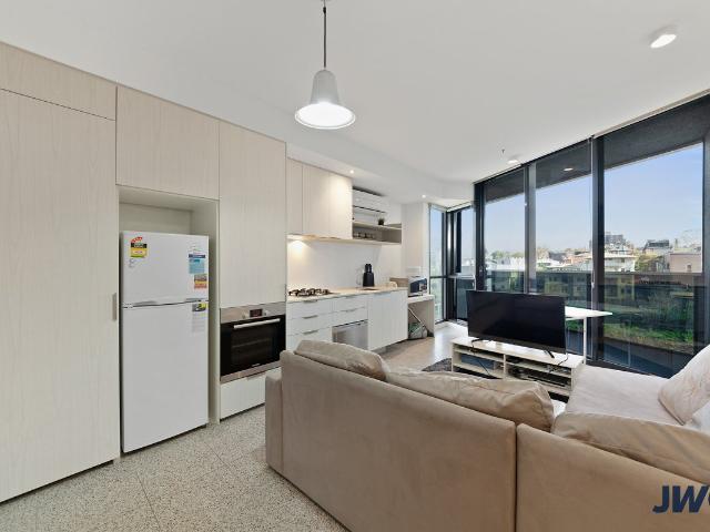 Stylish South Yarra Living with White Goods Included