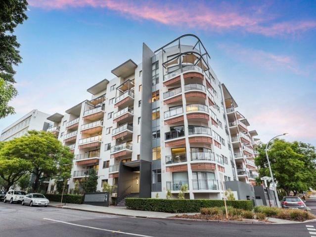 FULLY FURNISHED SPLIT LEVEL APARTMENT WITH CITY & PARK VIEWS!