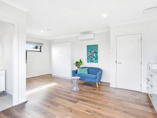 Fully furnished studio apartment with balcony – all bills included!