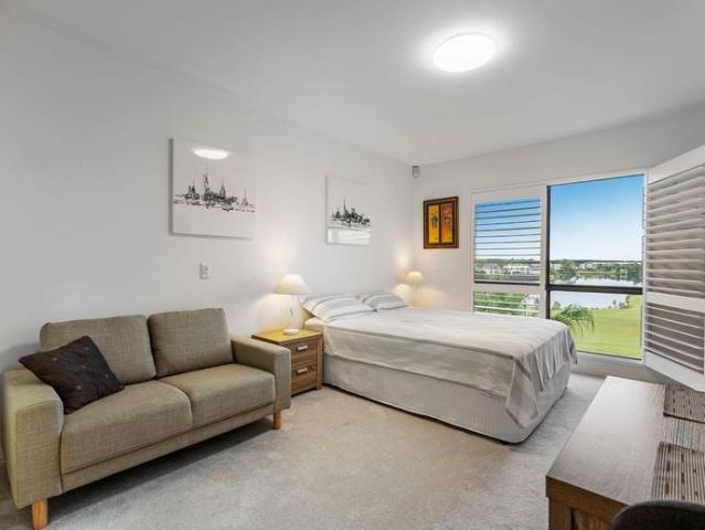 FULLY FURNISHED STUDIO APARTMENT WITH EXCEPTIONAL GOLF COURSE VIEW