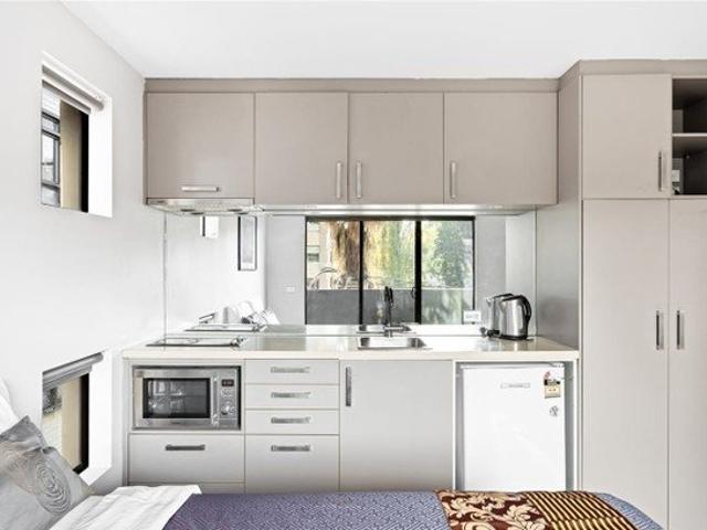 Fully furnished Studio Apartment in Prime Kew Location