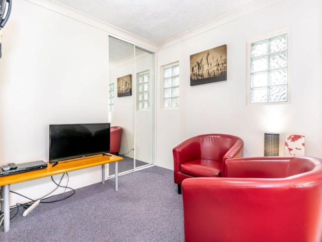 Fully Furnished Studio in Heart of Milton!