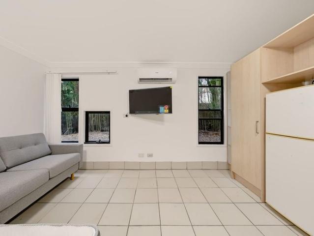 Fully Furnished Studio In Perfect Milton Location!