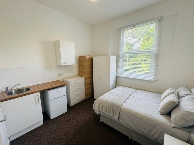 Fully Furnished Studio – SE6 – UC/HB Welcome